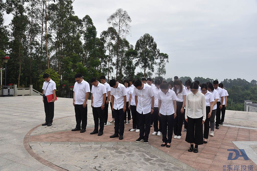走進(jìn)紅色西山、牢記革命歷史